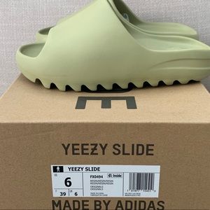 I’m selling Yeezy Slides color Sulfur brand new never worn.